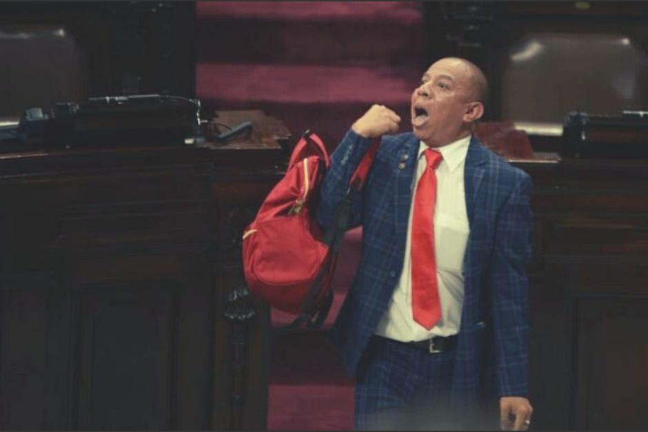 El diputado Aldo Dávila observó los vehículos cuando estaban estacionados cerca del Congreso. (Foto: Archivo/Soy502)