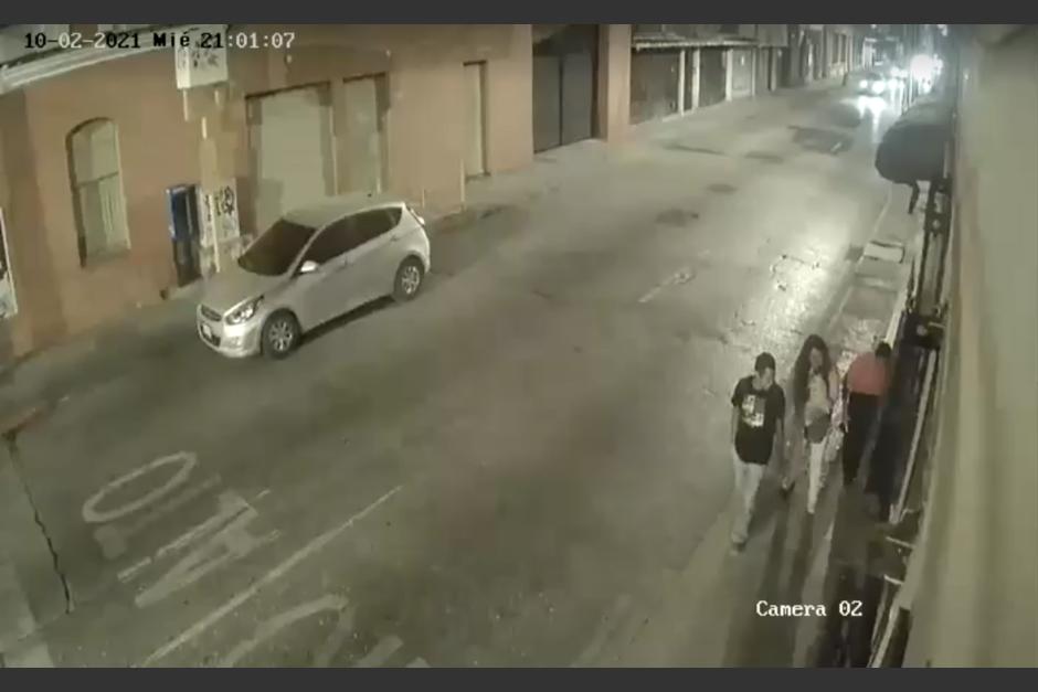 Dos hombres y una mujer se llevaron a Molly de su hogar en la 13 calle de la zona 1. (Captura Video)
