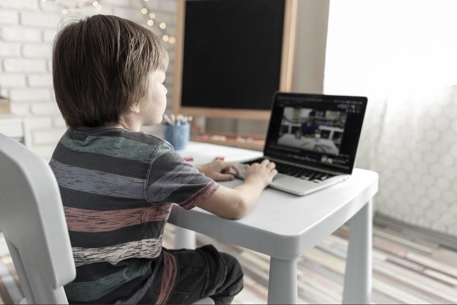 El niño lanzó una respuesta espontánea que dejó a su maestra y compañeros sorprendidos. (Foto: Captura de pantalla)