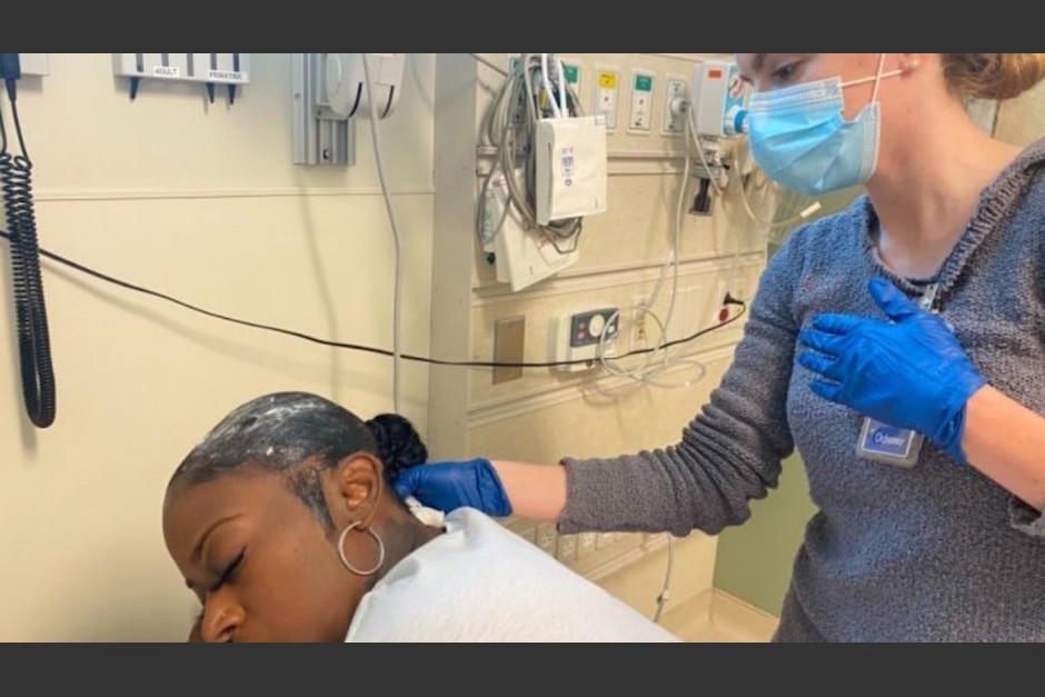 La bloguera Tessa Brown, tuvo que ser intervenida luego que se le peg&oacute; su pelo. (Foto: Gofundme)