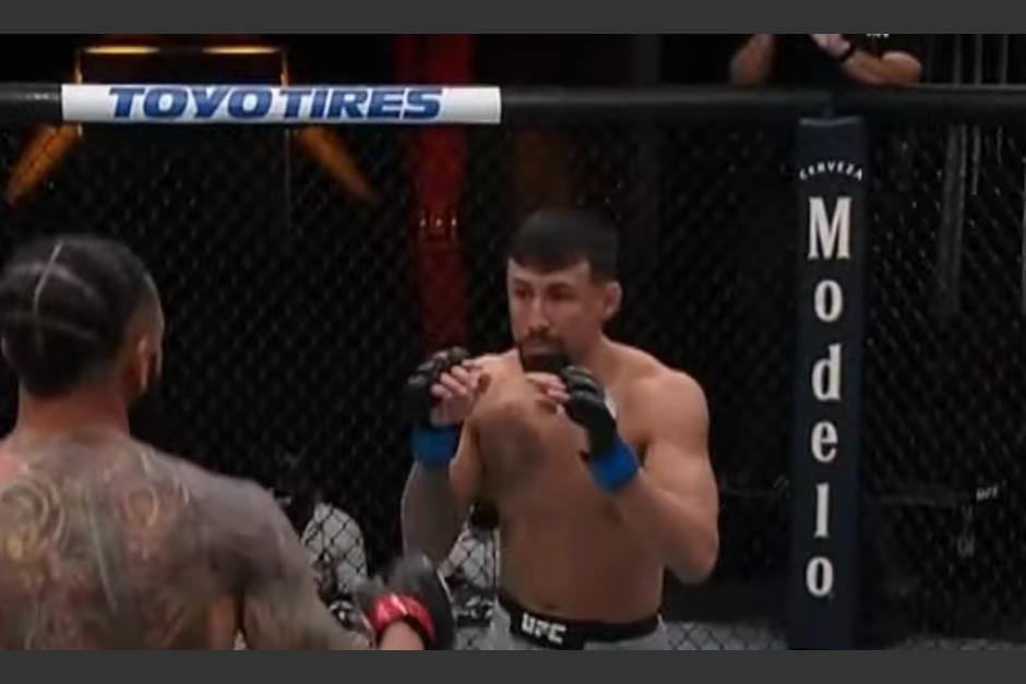 Chris domin&oacute; en la pelea de pie y termin&oacute; d&aacute;ndole buenos golpes a Ewell. (Foto: Captura de pantalla)