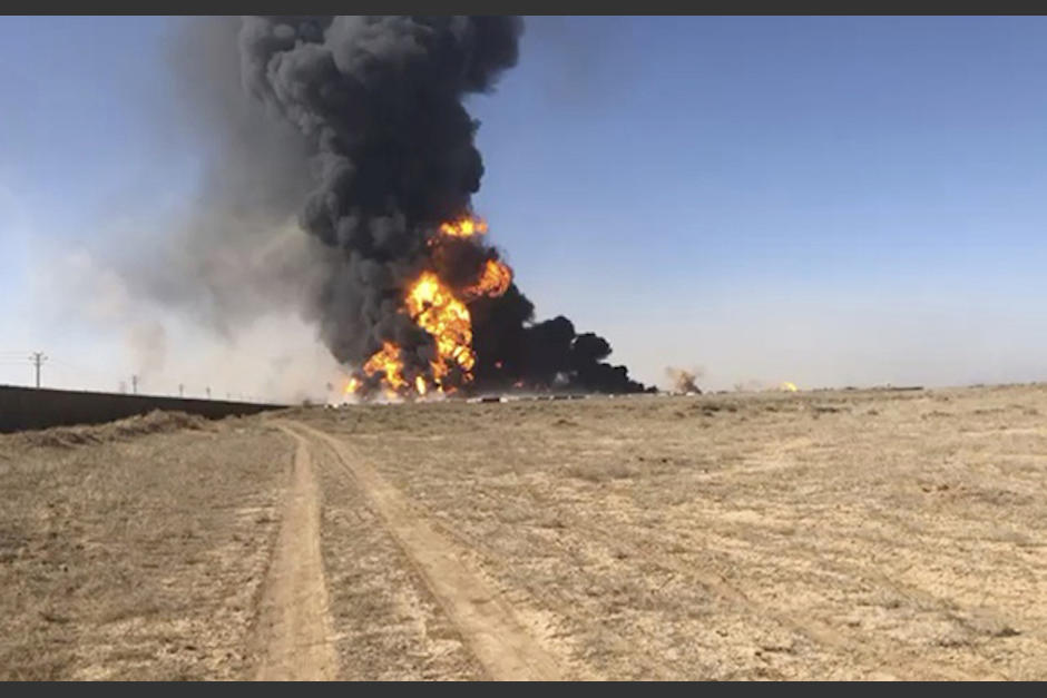 Decenas de camiones cisterna cargados de combustible se incendiaron el s&aacute;bado. (Foto: Twitter)