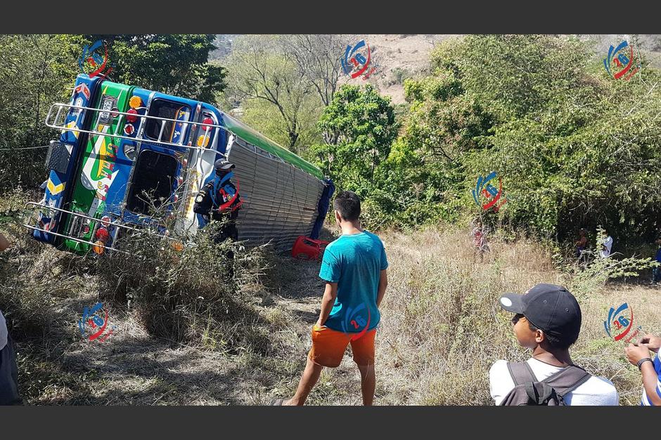Seg&uacute;n uno de los pasajeros, el bus rebasaba en curva. (Foto:&nbsp;Canal 26 Quesada TV/Facebook)