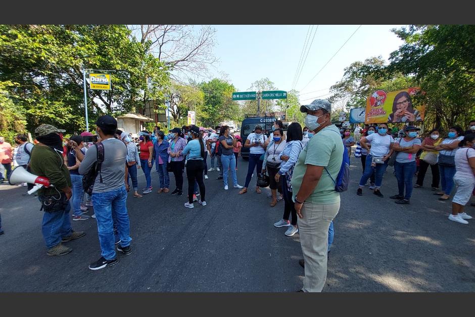 Maestros bloquearon la ruta que conduce hacia Retalhuleu para exigir plazas fijas. (Foto: Diario Hoy Xela)