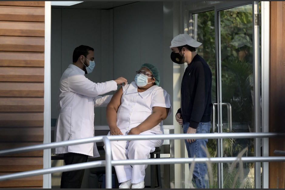 Cerca de 2,000 personas serán vacunadas diariamente en El Salvador. (Foto: AFP)