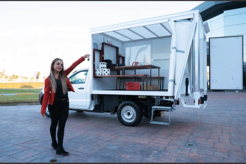 Nalleli Esparza quedó sorprendida tras recibir esta nueva herramienta para continuar con su labor educativa. (Foto: El Universal)