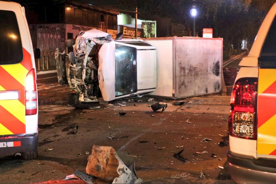 Una mujer murió en un accidente de tránsito ocurrido durante la madrugada de este miércoles 17 de febrero en la zona 9. (Foto: Bomberos Voluntarios)&nbsp;