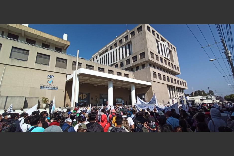 Los manifestantes llegaron a la sede del Ministerio Público para exigir sus demandas. (Foto: Wilder López/Soy502)&nbsp;