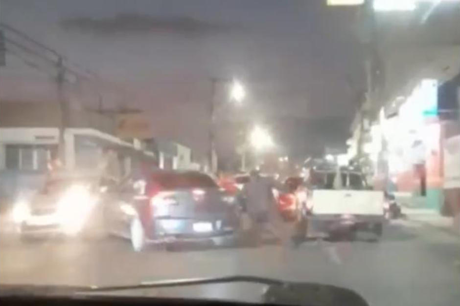 El conductor de un vehículo grabó con su teléfono el momento en que un vehículo huye luego de secuestrar a una mujer. La PNC arrestó al hombre poco después. (Foto: Stereo100)