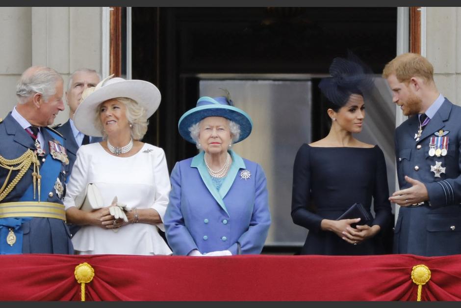 La Familia Real británica informó en un comunicado que Harry y Meghan renunciaron en definitiva a sus títulos reales. (Foto: AFP)