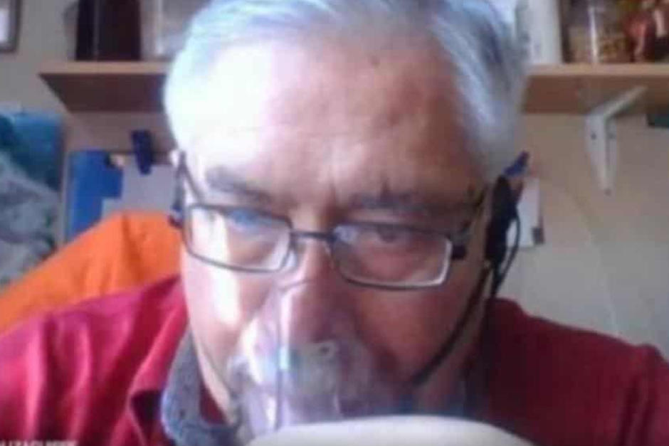 El profesor que siguió dando clases, a pesar de estar gravemente enfermo por la covid-19. (Foto: Oficial)