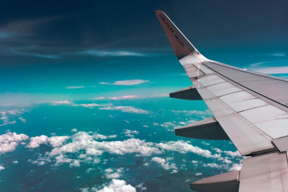 La turbina de un avi&oacute;n se destroz&oacute; en pleno vuelo y las partes cayeron sobre varias viviendas. (Foto ilustrativa: Pexels)