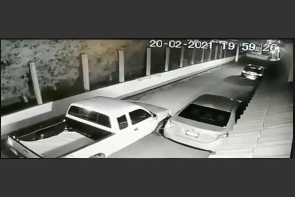 El due&ntilde;o del carro chocado intent&oacute; tomarle fotograf&iacute;as al responsable del accidente. (Foto: captura pantalla)&nbsp;