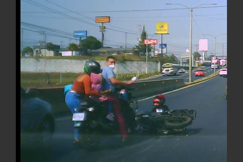 El motorista topó contra el retrovisor de un carro, perdió el control y cayó. (Foto: captura video)&nbsp;