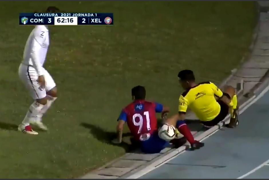 Alexis Mata derriba sin intención al árbitro asistente al pelear una pelota con Andrés Lezcano. (Captura Video)