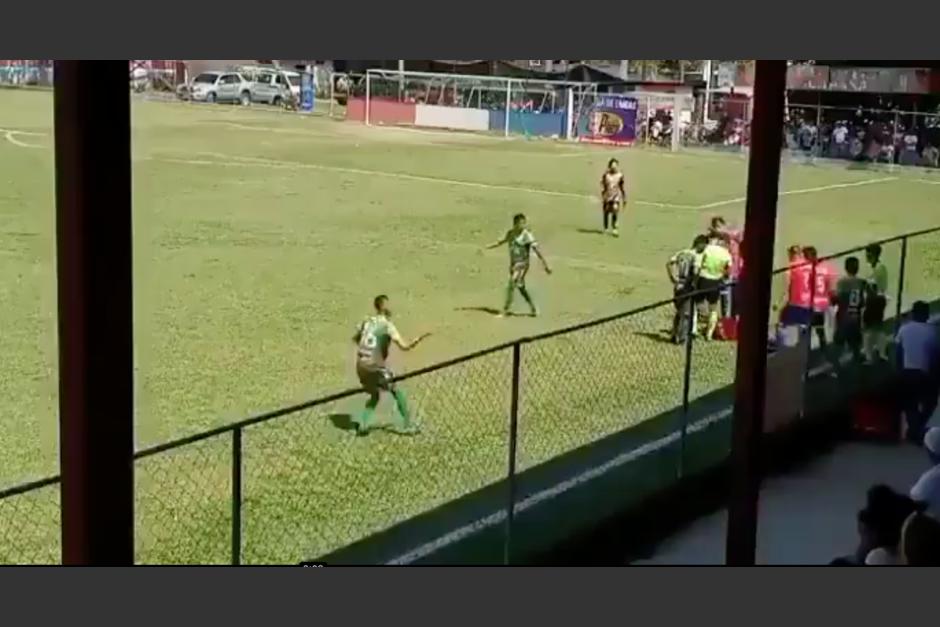 El jugador se lanzó al suelo al recoger un objeto desde la gramilla-. (Foto: captura pantalla)&nbsp;