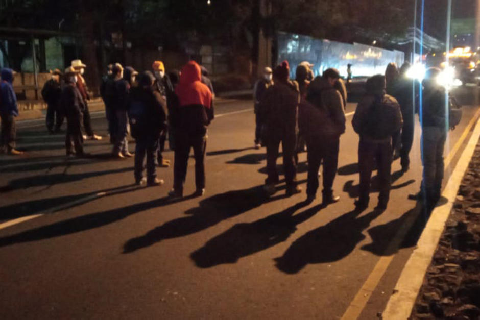 Un grupo de militares realiza un bloqueo en el kilómetro 15 de la calzada Roosevelt con dirección a la ciudad. (Foto: Pablo Morales/PMT)&nbsp;