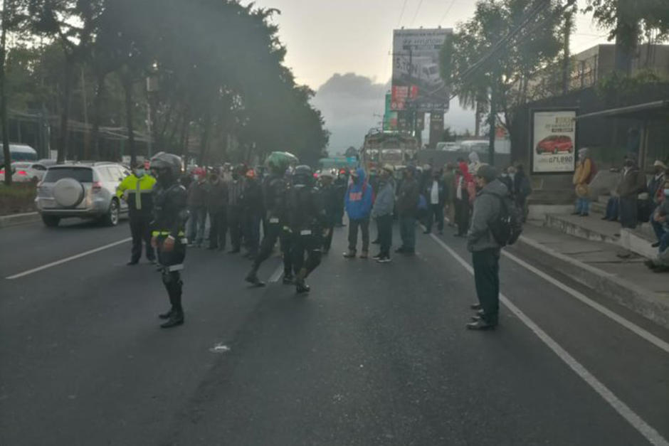 Guatemaltecos han decidido bajar de los buses y caminar para intentar llegar a sus lugares de trabajo. (Foto: PMT Mixco)&nbsp;
