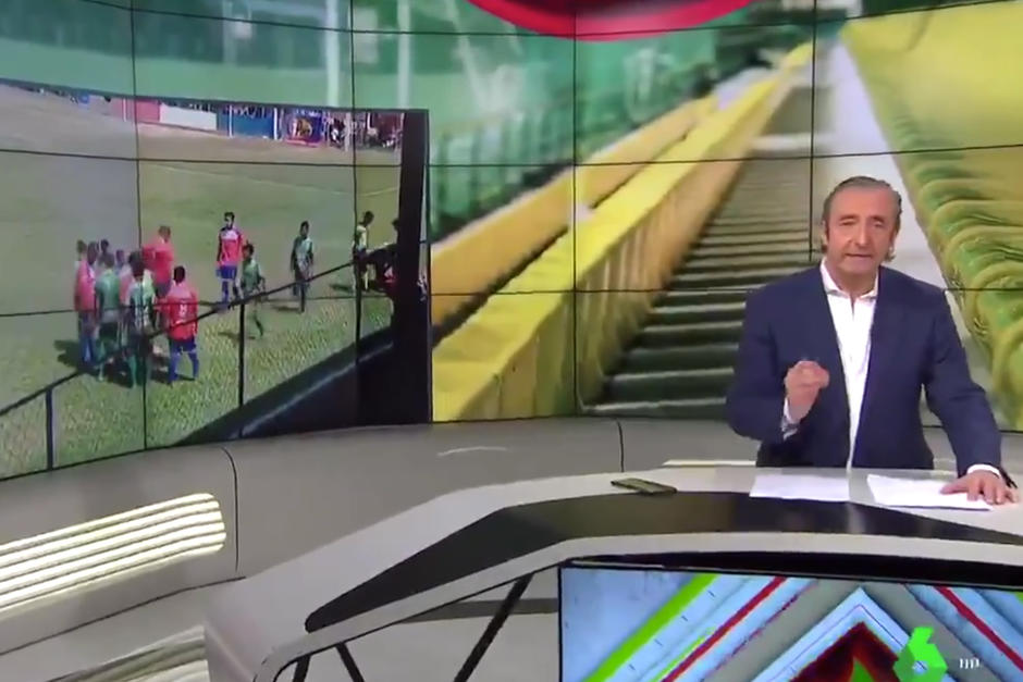 El futbolista guatemalteco tomó una piedra del suelo y se golpeó el rostro para fingir una agresión del público. (Foto: El Chiringuito)&nbsp;