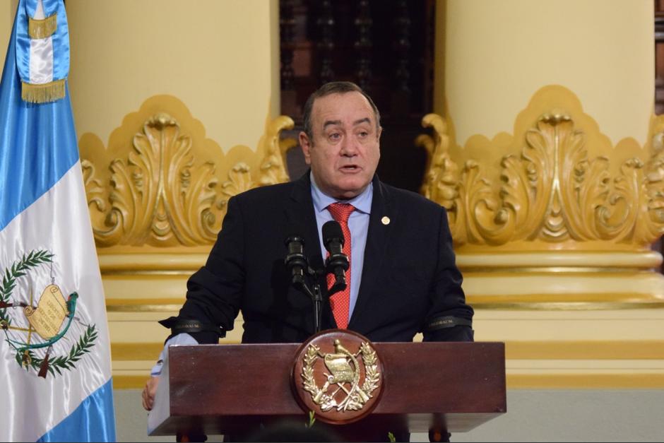 El presidente Alejandro Giammattei mostró sus diferencias con la ministra de Salud, Amelia Flores, por la denuncia sobre las pruebas posiblemente falsas para detectar el Covid-19. (Foto: Archivo/Soy502)