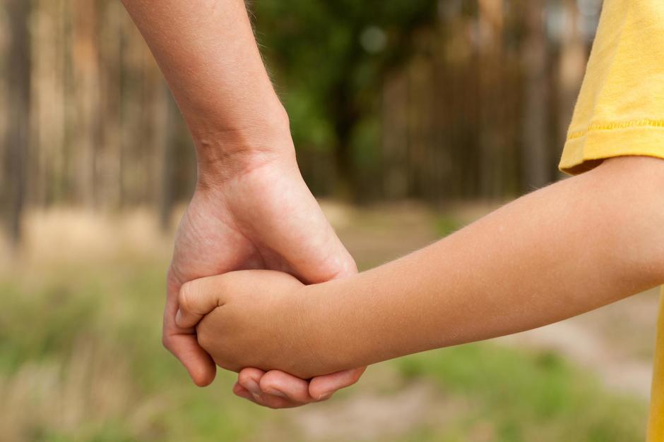 Un niño resultó con heridas graves tras ser atropellado por un picop en carretera a El Salvador. El pequeño se soltó de la mano de su madre. (Foto: Shutterstock)