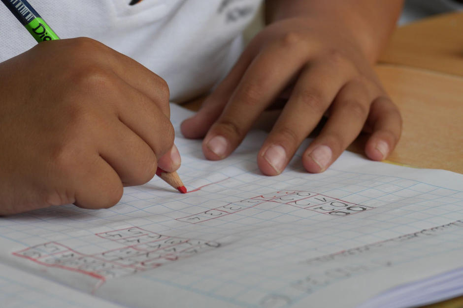 La tarea de matemáticas de una niña se hizo viral luego de que su padre, un catedrático universitario, no pudiera resolverla. (Foto: Pexels)