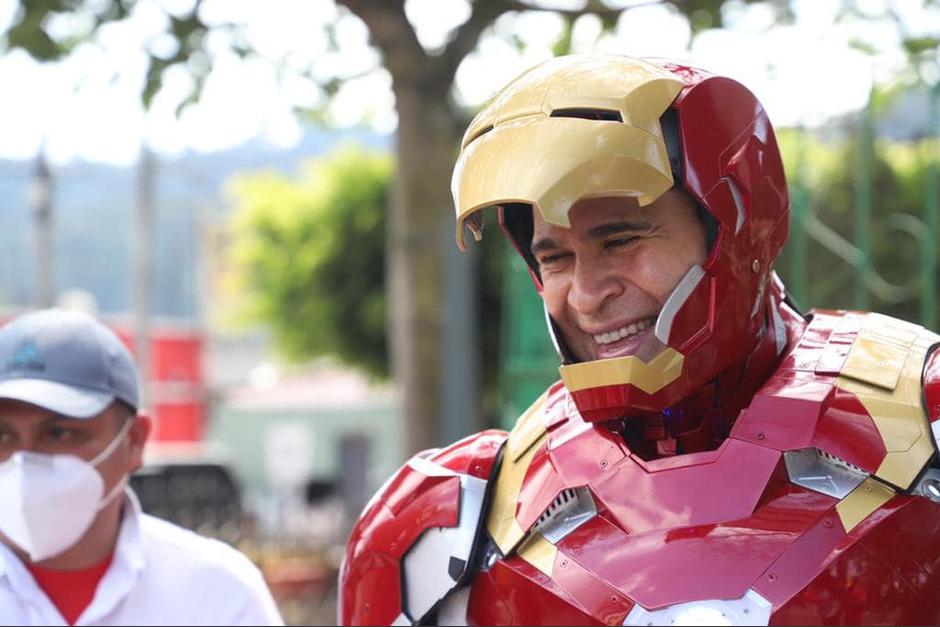 El alcalde mixqueño tuvo complicaciones para la entrega de los materiales escolares en la aldea Cristo Rey. (Foto: Facebook Neto Bran)