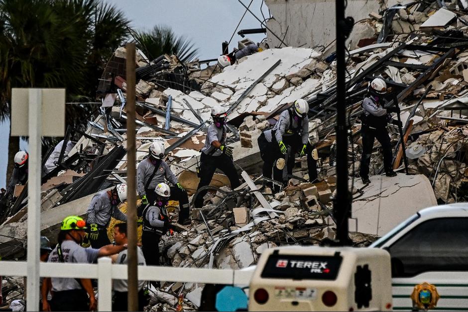 Más de 140 personas siguen desaparecidas bajo los escombros del edificio. (Foto: AFP)