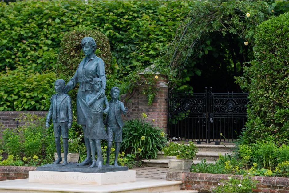 Principes Harry y William inauguran estatua de su madre, Lady Di. (Foto: AFP)