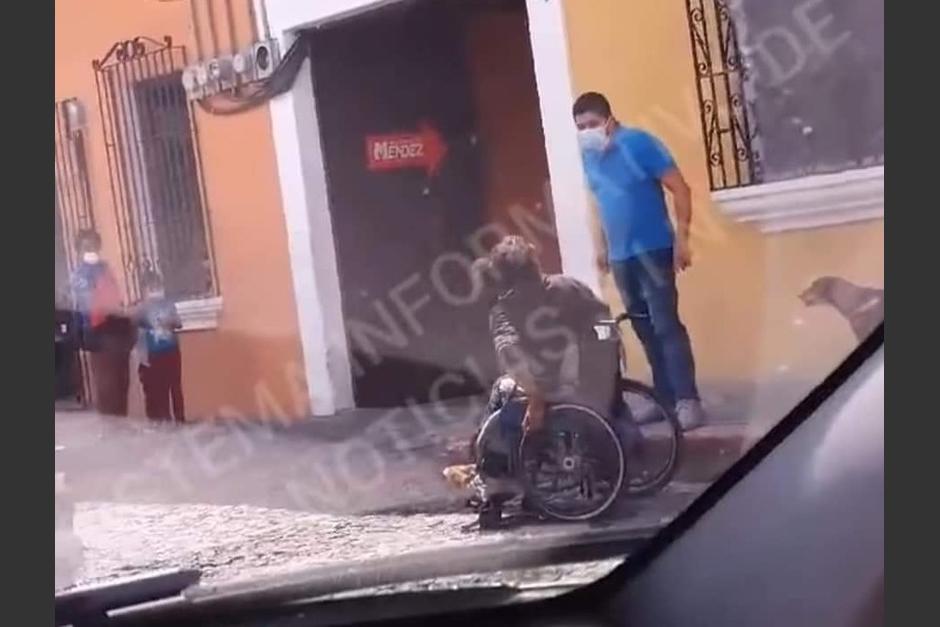 Como Fernando Siliezar, esposo de Emilenne Mazariegos, fue identificado como el agresor al hombre en silla de ruedas. (Captura Video)