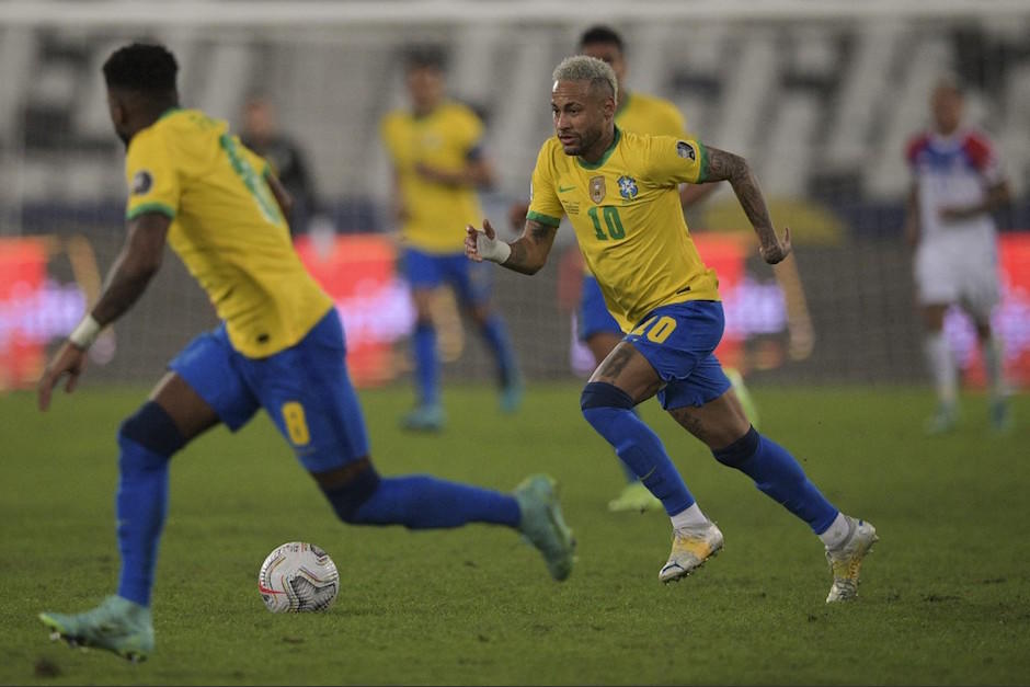 Brasil celebró su gol ante Chile al minuto 47. (Foto: AFP)