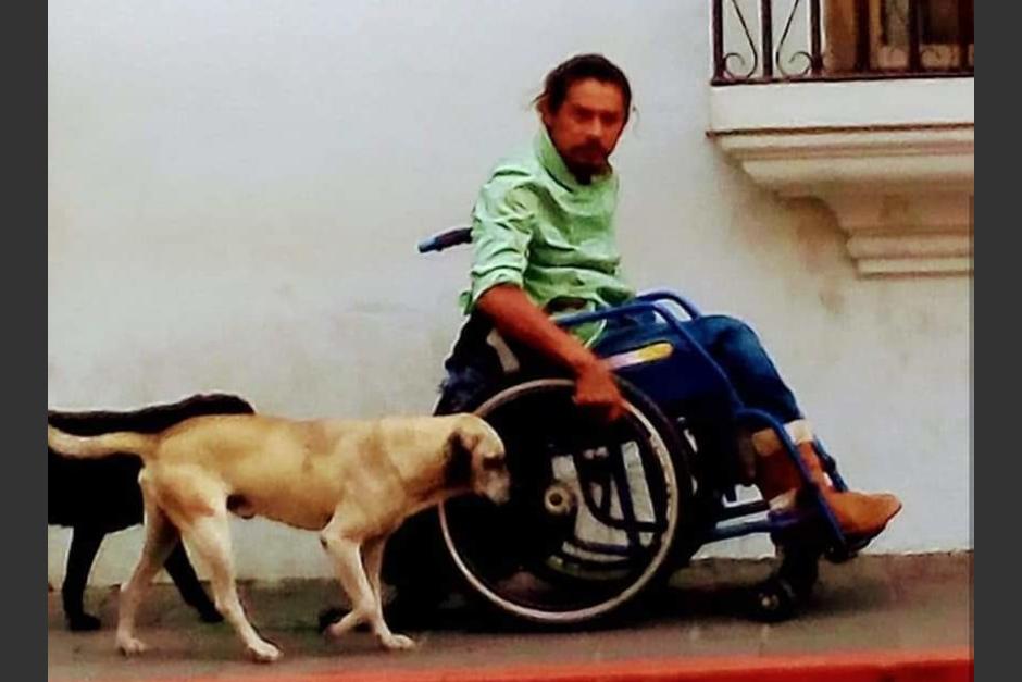 Los vecinos antigüeños resaltan que el hombre finge discapacidad, pero lo consideran un depravado sexual. (Foto: Twitter)
