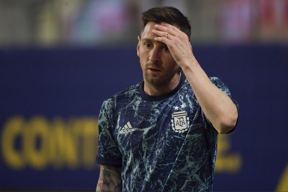 Lionel Messi quedó aturdido por algunos segundos tras el golpe en la cara. (Foto: AFP)