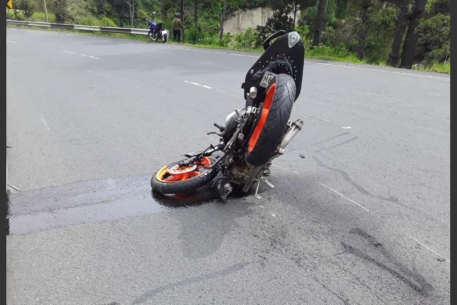 El percance dejó al conductor de la moto herido y trasladado al Hospital de Sololá. (Foto: Bomberos Voluntarios)
