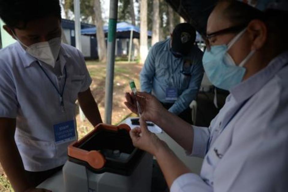El proceso de vacunaci&oacute;n ha sido lento en comparaci&oacute;n al aumento de casos de Covid-19. (Foto: archivo/Soy502)