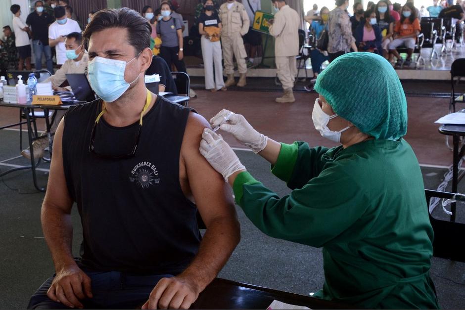 Expertos apuntan a que personas aún no vacunadas son "fábricas de variantes". (Foto: AFP)