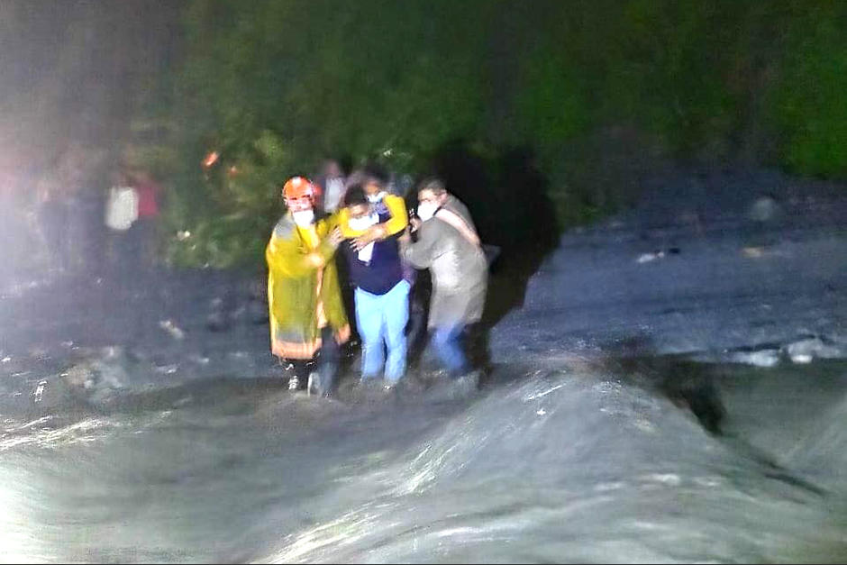 Las lluvias provocaron una crecida en el río Cobanero, ubicado en el caserío Pachatíc, Uspatán, Quiché. Una ambulancia quedó atrapada. (Foto: Bomberos Voluntarios)
