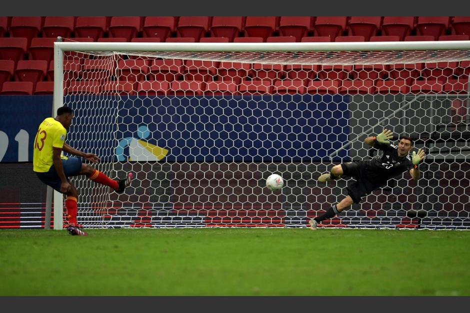 Emiliano Martínez detuvo el penal de Yerry Mina tras un juego psicológico entre el guardameta y el defensor. (Foto: AFP)