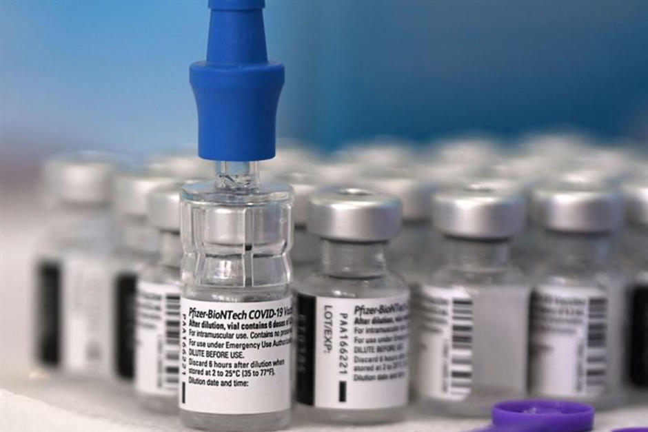 Según la farmacéutica se necesita una tercera dosis de esta vacuna. (Foto: AFP)&nbsp;