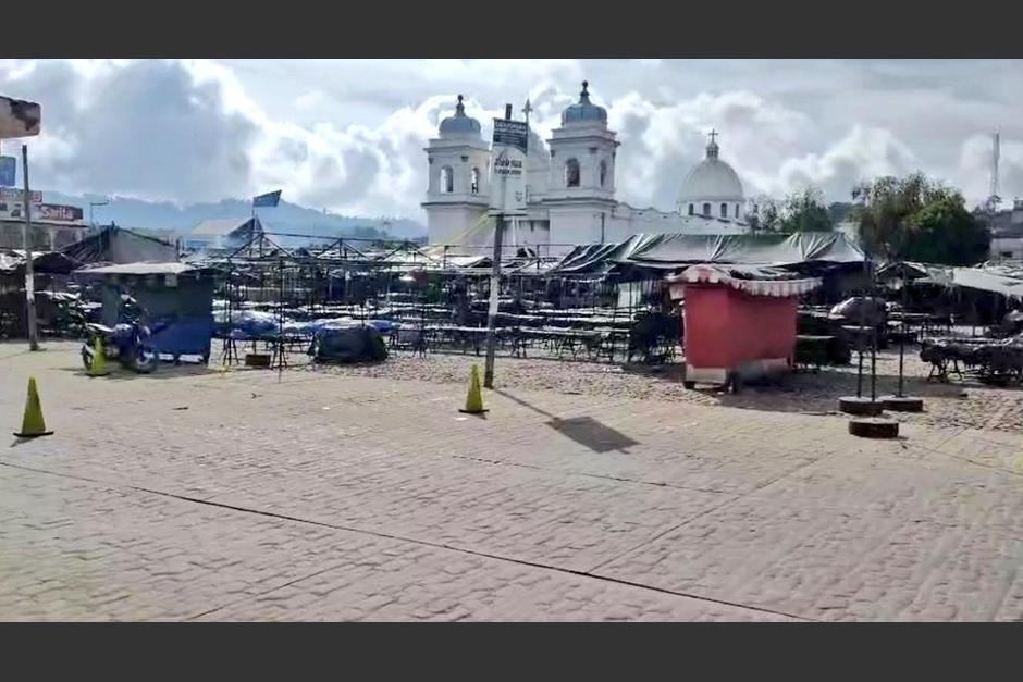 Autoridades del COE y de la Municipalidad de San Martín Jilotepeque impusieron un cordón sanitario. (Foto: captura video)&nbsp;