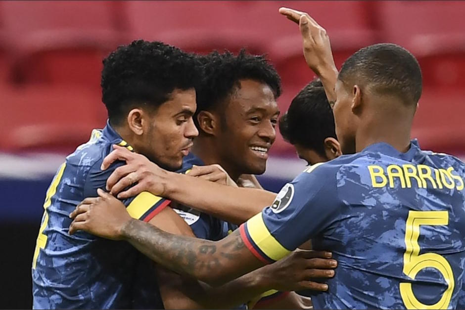 Cuadrado celebra junto a sus compañeros. (Foto: AFP)