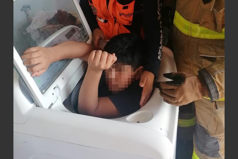 El peque&ntilde;o qued&oacute; atrapado dentro de la lavadora mientras jugaba en casa. (Foto: Protecci&oacute;n Civil Puebla)