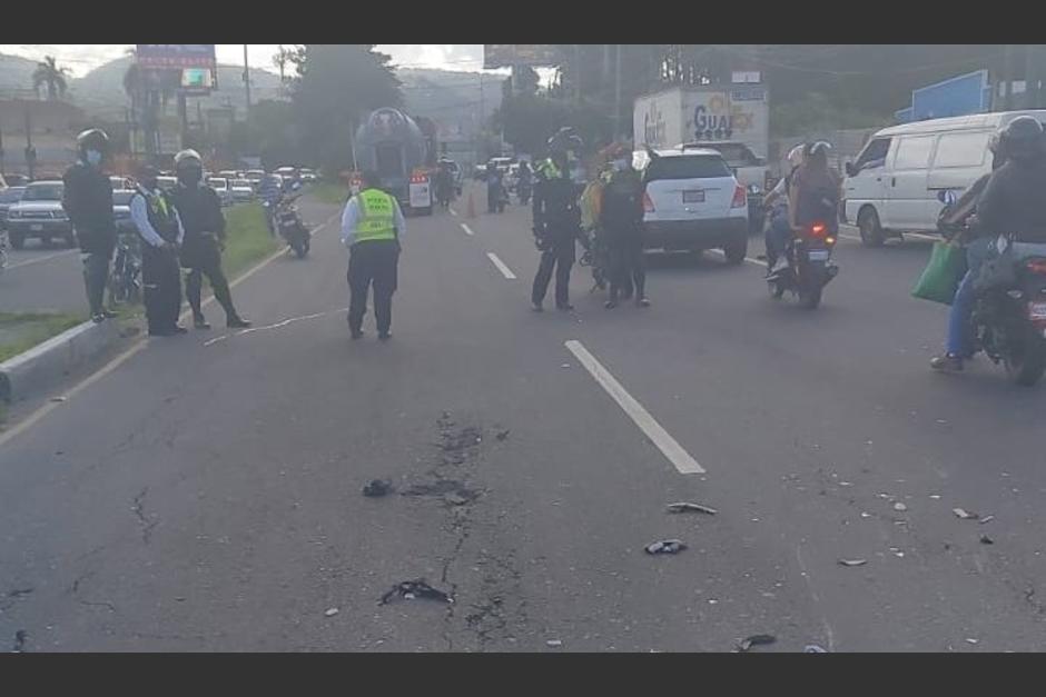 Un motorista muri&oacute; en un accidente de tr&aacute;nsito que se produjo en la calzada Roosevelt. (Foto: Pablo Morales)