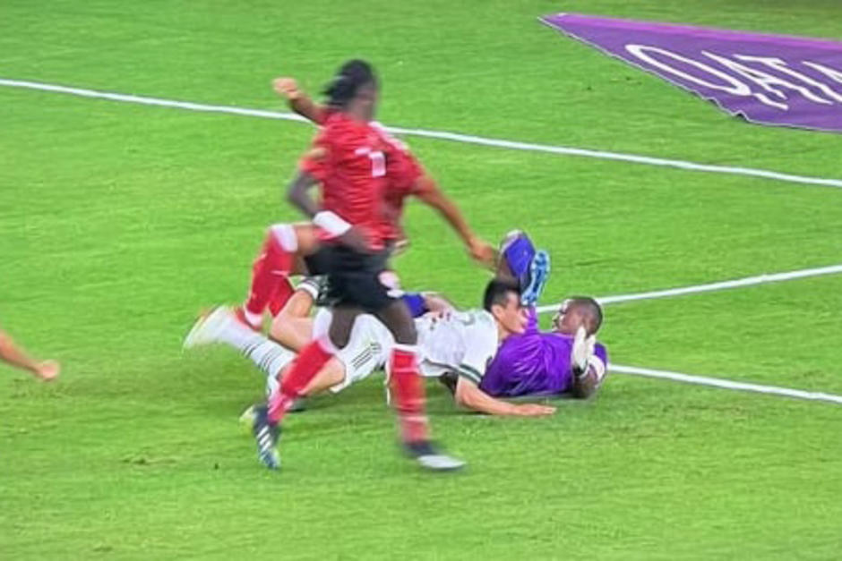 Hirving "El Chucky" Lozano quedó inconsciente en pleno partido de Copa Oro. (Foto: ESPN)