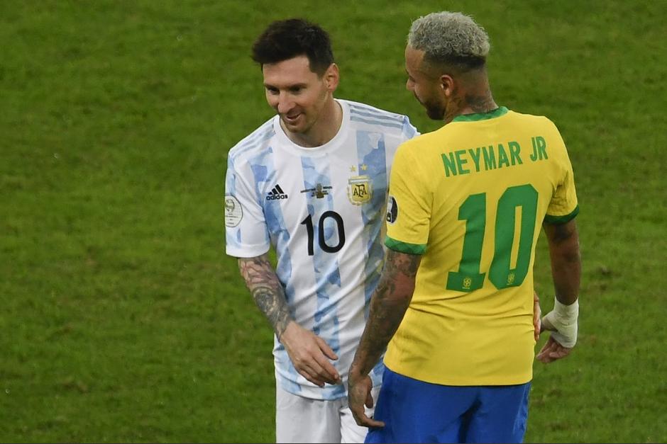 Lionel Messi y Neymar se abrazaron tras el final del partido en un gesto de amistad entre el argentino y el brasileño. (Foto: AFP)