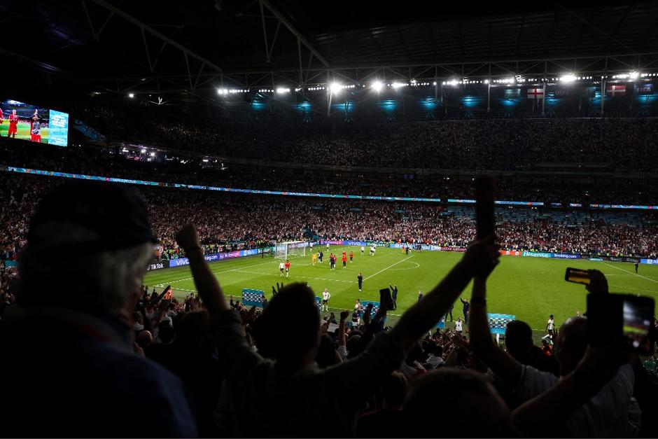 Multa a la Federación Inglesa de Fútbol por uso de pirotecnia entre la afición. (Foto: AFP)