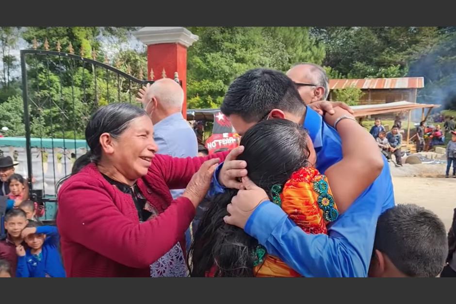 Nost&aacute;lgico reencuentro de joven con su familia en Quich&eacute;. (Foto: Captura de pantalla de video)