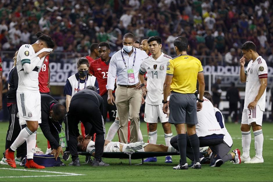 Así quedó el rostro del Chucky Lozano tras su brutal golpe. (Foto: AFP)