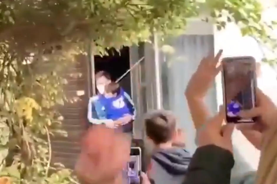 Al salir de casa, Messi recibió muestras de cariño de sus vecinos. (Foto: Captura de pantalla)