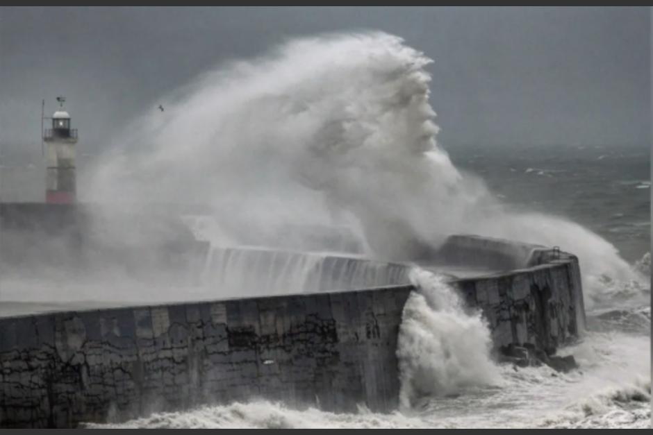 Las olas formaron la silueta del Neptuno, Dios del mar. (Foto: captura de pantalla)